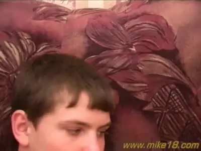 Два подростка сидят на диване и дрочат писюны