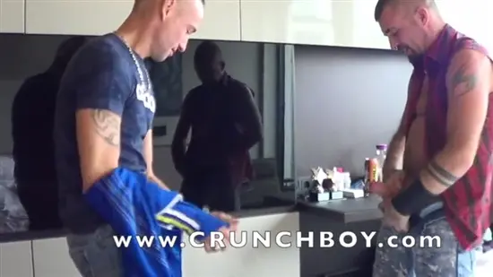 Мужик дал бритому гопнику на рот и жестко отимел его раком в тесную задницу