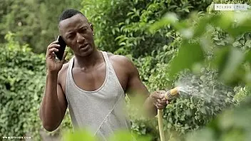 Негр ебёт белокожего гея туриста под пальмой