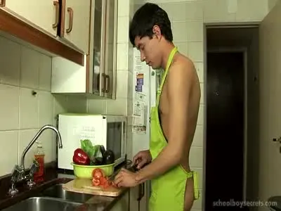 Папа вместо завтрака трахает сына на кухне