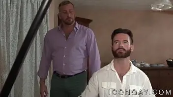 Татуированный мужик дал на рот волосатому пассиву и вдул ему в анус